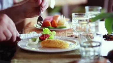 快乐的一家人在早餐煎蛋卷中，有水果沙拉和一杯水，1920x1080